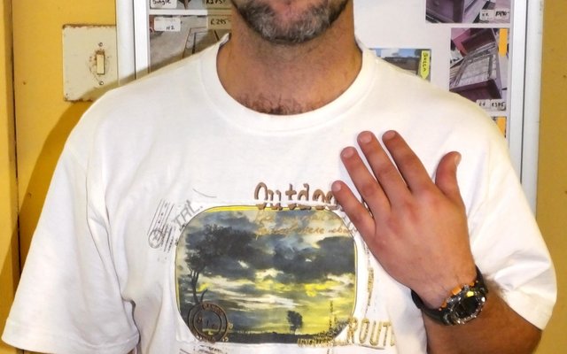 Gerhard Esterhuizen hou sy hand op die steekwond.